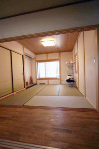 リビングに続く和室戸を開けると一階はほとんど一部屋です。